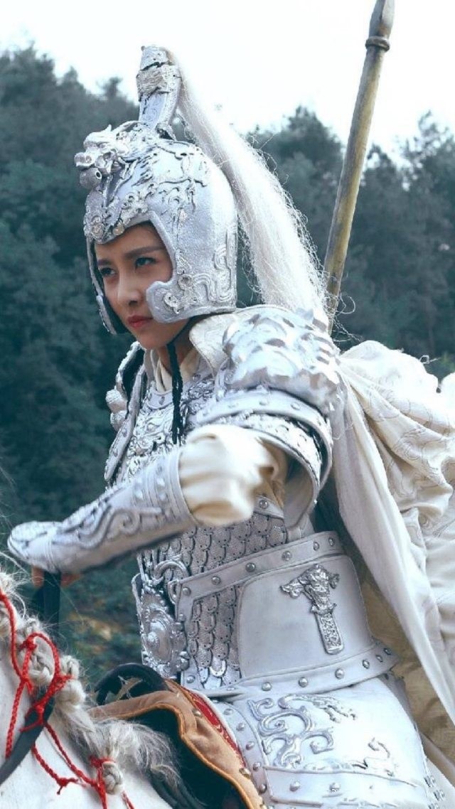 英姿飒爽古装美女骑马照,万茜力压群美!