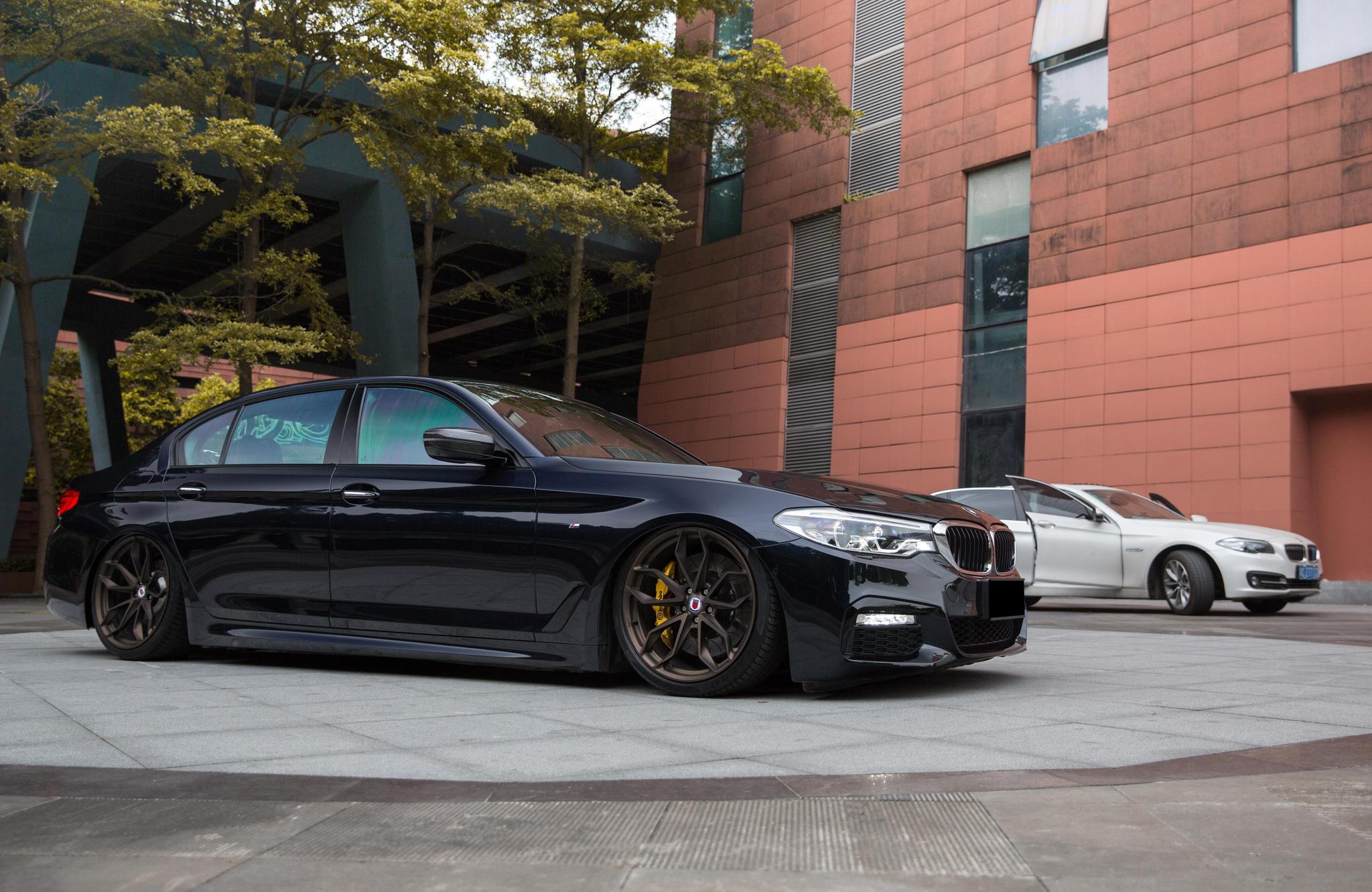 国内首辆改装低趴的宝马新5系,轻轻一改就已花费20万!