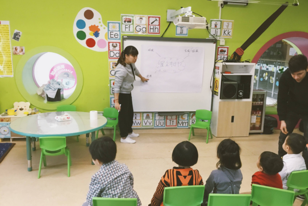 广州恒大球员郜林的妻子,最近晒出女儿上学的