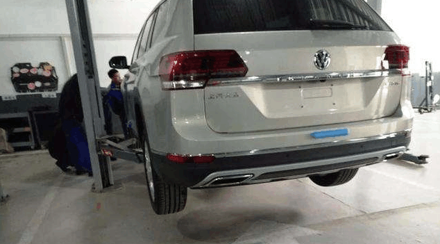 夫妻买车一眼相中大众途昂, 准备付款看到盖板里面, 夫妻扭头就走