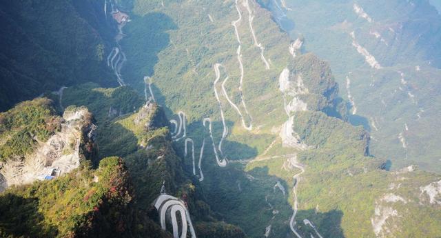 张家界天门山盘山公路99道弯