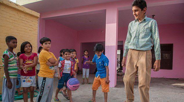 印度仅8岁男孩身高已达1米7,立誓未来要成为印
