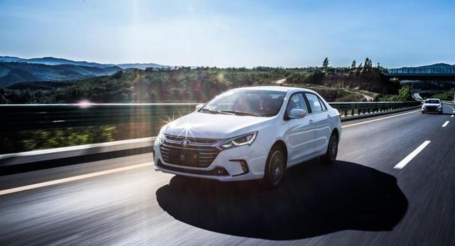 1.5T百公里油耗1.6L, 碾压帕萨特仅14万! 还买啥雅阁?