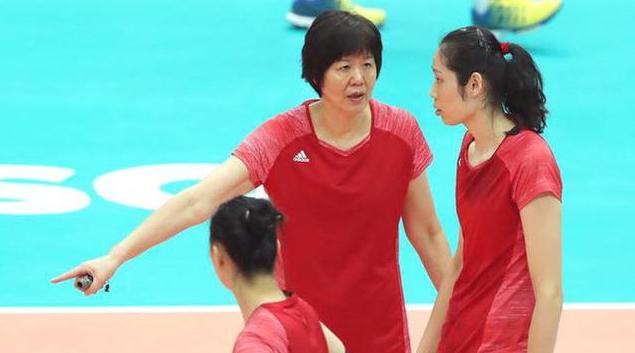 气,两个大黑眼圈呈疲态,球迷:熬夜看比赛录像了