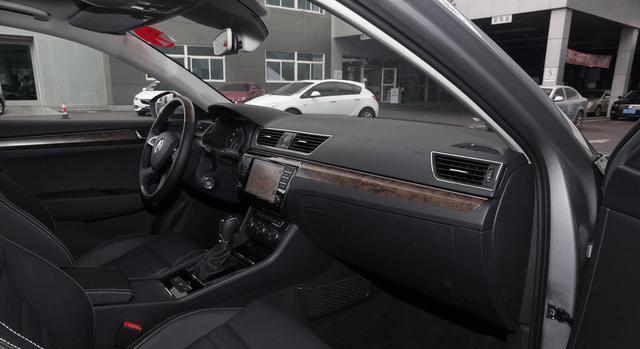 轿车后排放倒能当双人床, 14万起售不要说帕萨特, 迈腾都要失宠