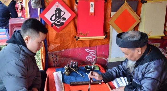 越南和我们一样很重视春节,看看主席也与民同