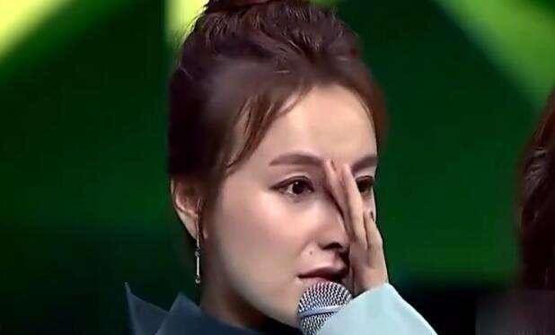 吴昕参加综艺节目却遭评委集体嘲讽攻击, 她掩