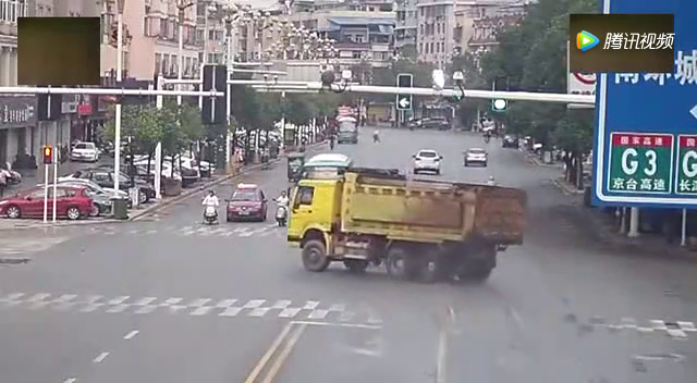 男子骑电动车闯红灯，死神竟然没有收他！