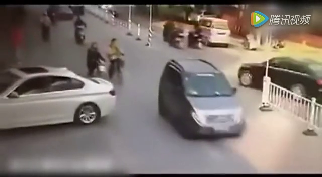 宝马男违章倒车怒撞出租车 下车就追着老司机打