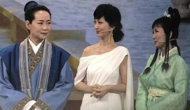 《新白娘子》26年再聚首!赵雅芝优雅,小青老去