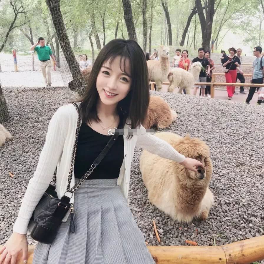 抖音莉哥迅速膨胀,卖微信号一个三万,粉丝骂其