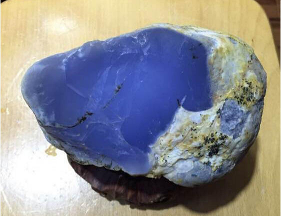 男子山上捡了一堆蓝色的石头,敲开看后,男子高兴得合不拢嘴