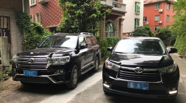 汉兰达停在陆巡旁边, 瞬间被秒成渣