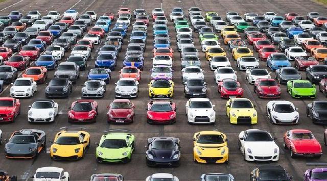 英国300辆顶级超跑“排排坐” 总价近6亿人民币