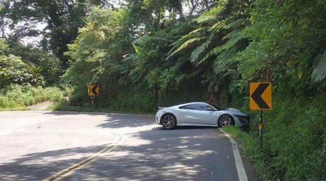 本田NSX油电超跑弯道漂移失控, 五菱宏光来教你怎么过弯!