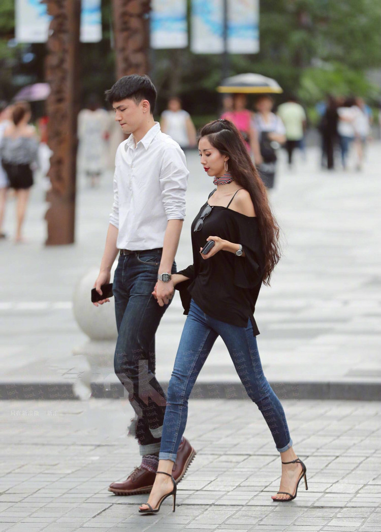 街拍,图一穿露脐装的美女真迷人,图三美女的背影让人心动不已_新浪