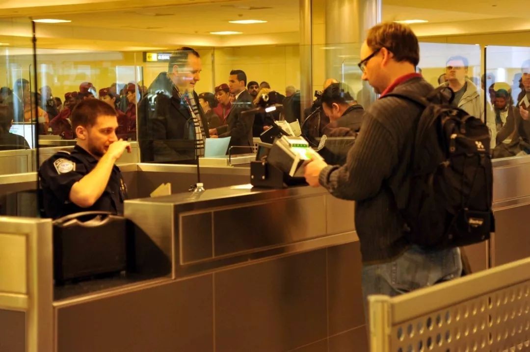 中国男子持签证出差却被美国海关遣返,他到底