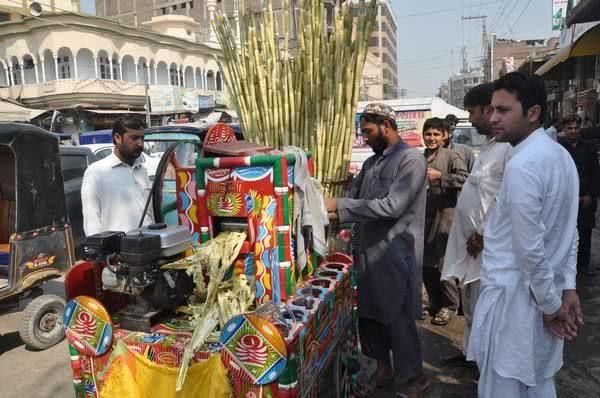 中国人去巴基斯坦旅游被当地人问:中国人很富有?能用上电脑吗