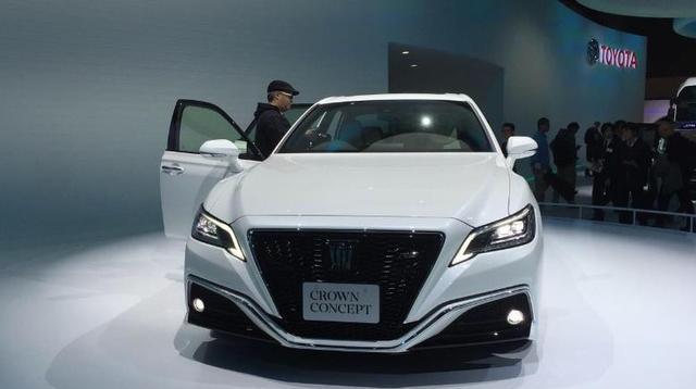 国外偶遇全新皇冠! 竟没取消2.5L 预计30万起 外观完爆奥迪A6!