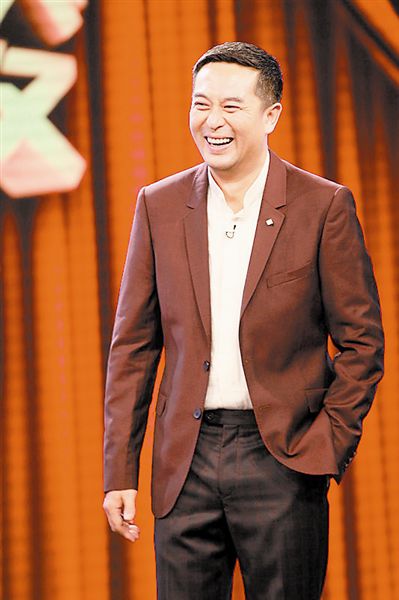 张嘉译回应走路被恶搞,回答暖心超有爱,网友:又被他圈粉了