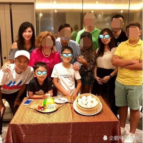 50岁李克勤衰老憔悴不敢认，太太却依旧貌美如花