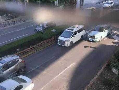 中国仅此一台, 蓝色劳斯莱斯, 保镖全程护航, 车主不比王思聪差!