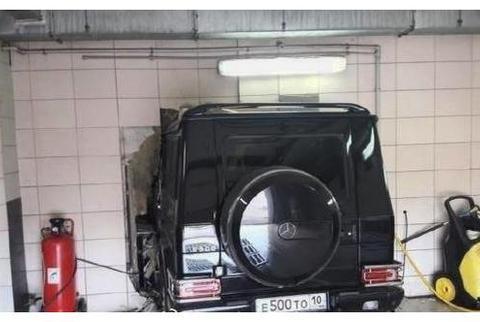 洗车师傅不小心碰到油门，结果大奔把店里撞穿却毫发无损