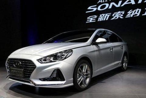 这款车内饰简单得体，并且对乘客的安全保障极高，很适合家庭使用