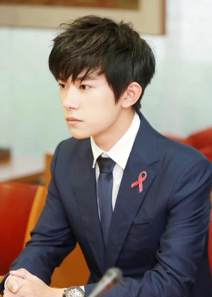 易烊千玺关晓彤王嘉同登杂志封面, 演绎专属新