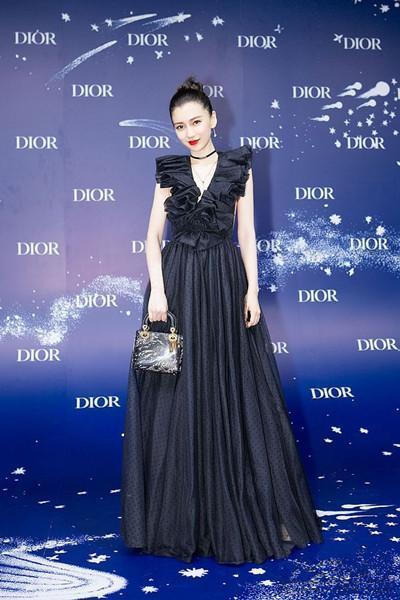 杨颖穿黑色礼服叫板何穗网友这就是业余和专业的差别