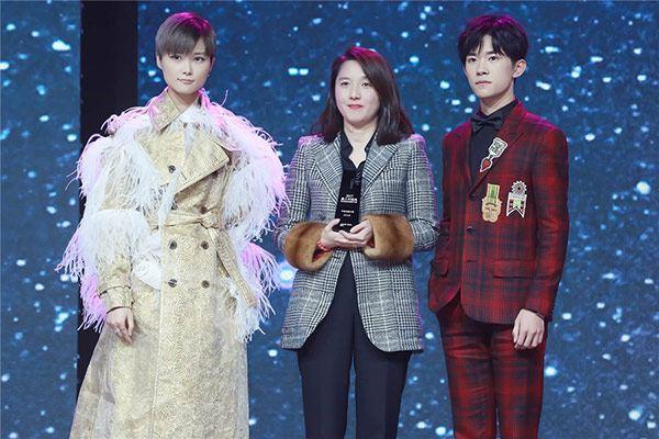 易烊千玺3位女星同台,关晓彤好萌身高差,唯独hold不住