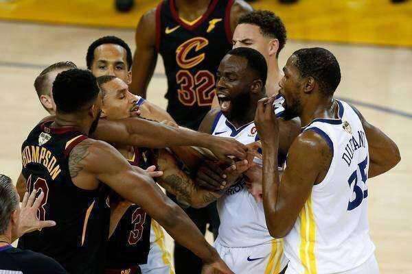 官宣詹姆斯眼睛损伤不可修复,格林成千古罪人