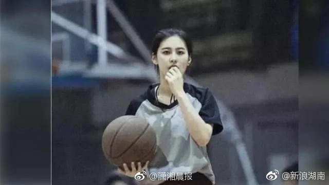 湖南最美女裁判走红,神似蔡徐坤与黄圣依
