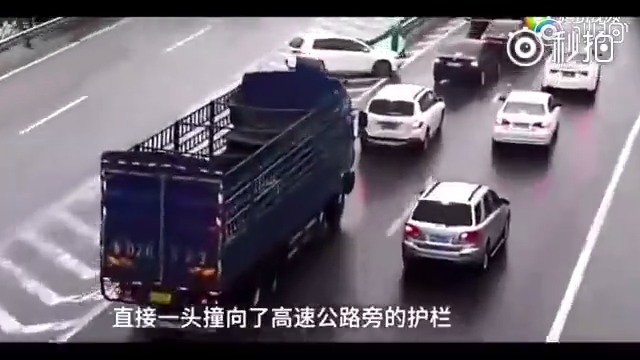 交通安全 一辆高尔夫高速错过出口，突然变道撞到了隔离墩，还差点引起交通事...