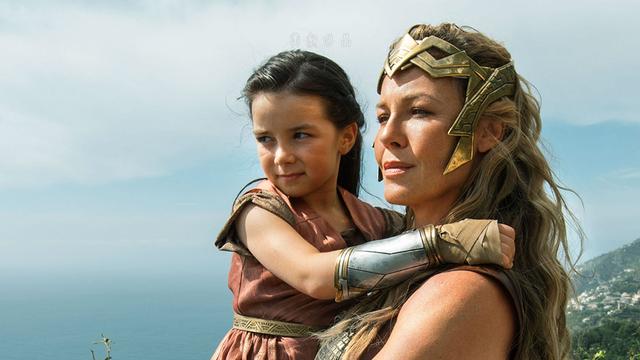 神奇女侠曾经拿起过雷神的锤子,下面这些小故