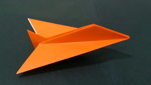 教你两分钟折一架超简单的纸飞机,造型很别致!