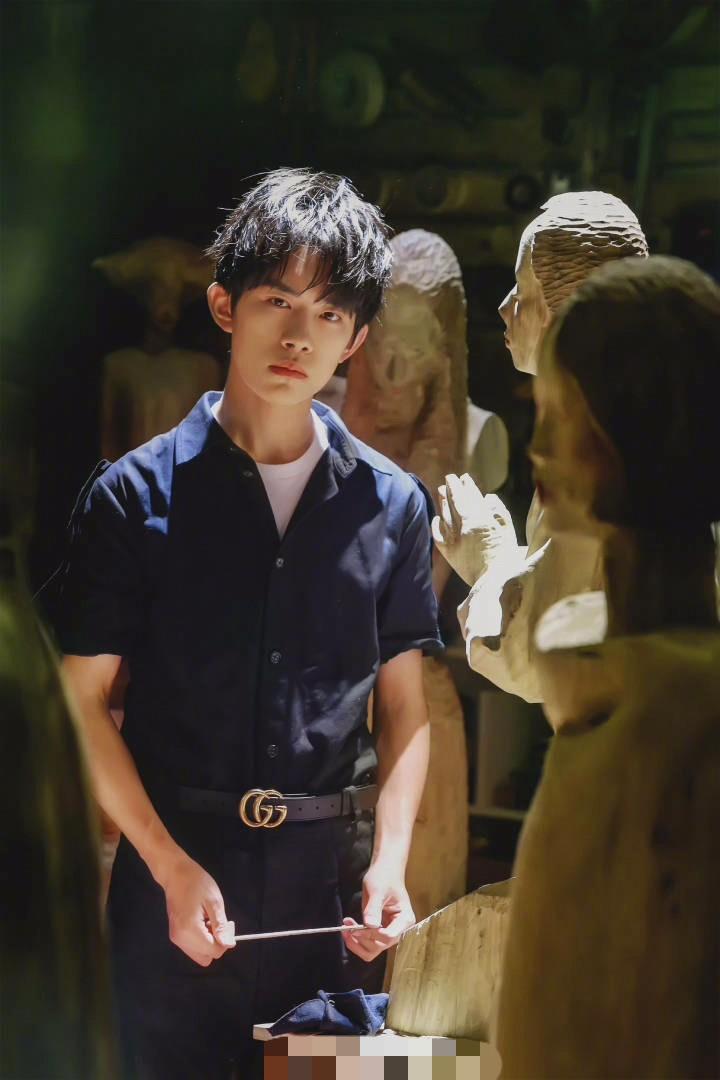 易烊千玺周冬雨《少年的你》路透，周冬雨乖乖女易烊千玺不良少年