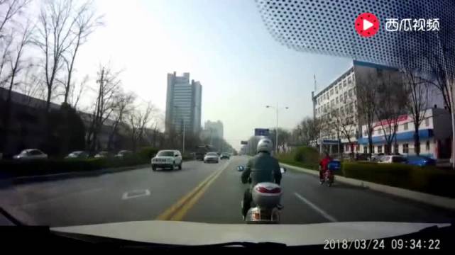 后车疯狂鸣笛警告，电动车司机依旧无动于衷 大回小回长春微视点  ​