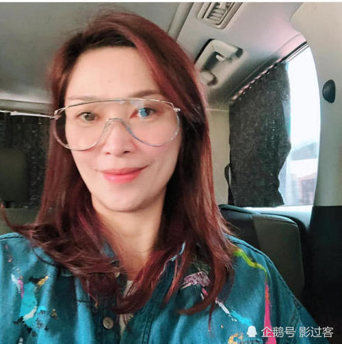 50岁李克勤衰老憔悴不敢认，太太却依旧貌美如花