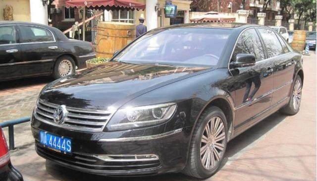 百万豪车现身街头, 车主低调扣掉V6, 这一块车牌却堪比88888!