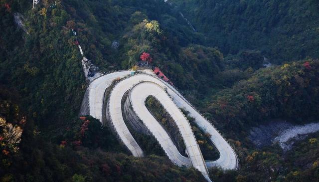 张家界天门山盘山公路99道弯