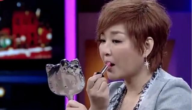 主持人拿唐嫣口红直接上嘴,唐嫣随口说3个字,