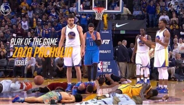 柯林斯遭字母哥垫脚,落地后痛苦惨叫,nba官方:绝