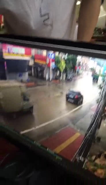 电动车突然变道，大货车躲避不及，将电动车挂倒碾压……，大货车撞到房屋后才...