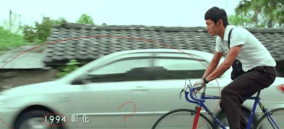 卡罗拉车主不留心追尾自行车, 惊慌下车查看却感觉自己才是受害者