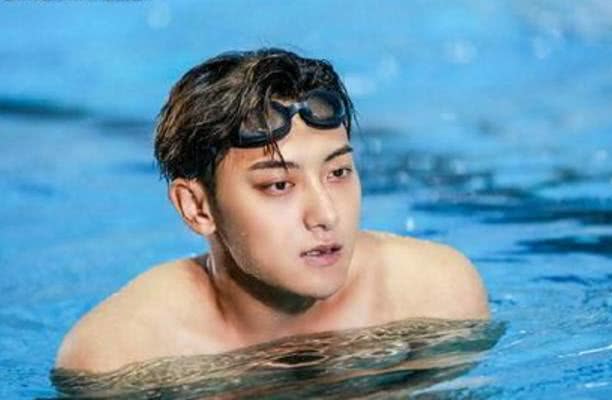 头发上的水滴打到脸上,这一眼万年的眼神,真的是帅到了!