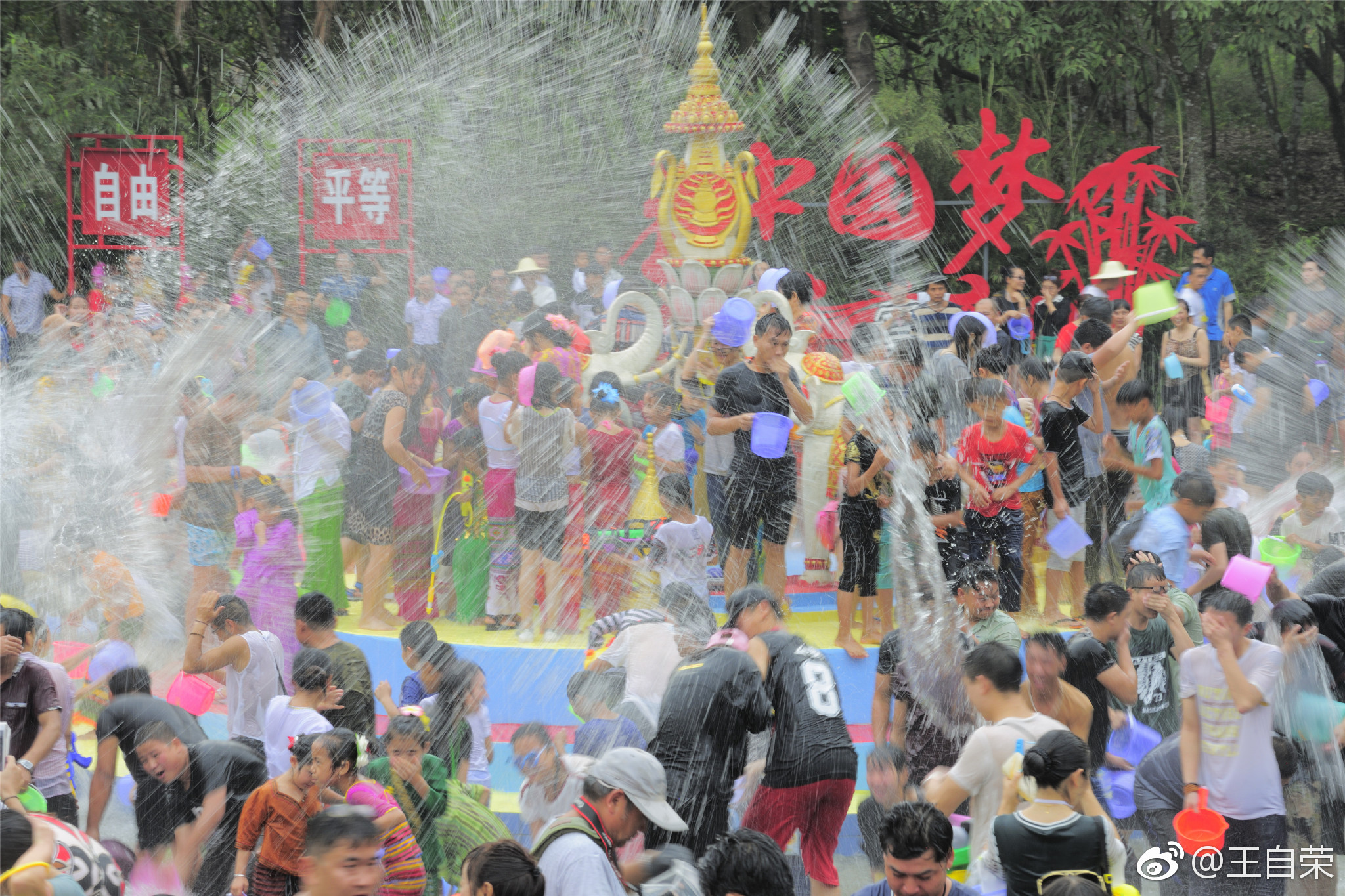 傣族泼水节的来历和风俗是什么，一文了解泼水节的由来传说_赤子创业