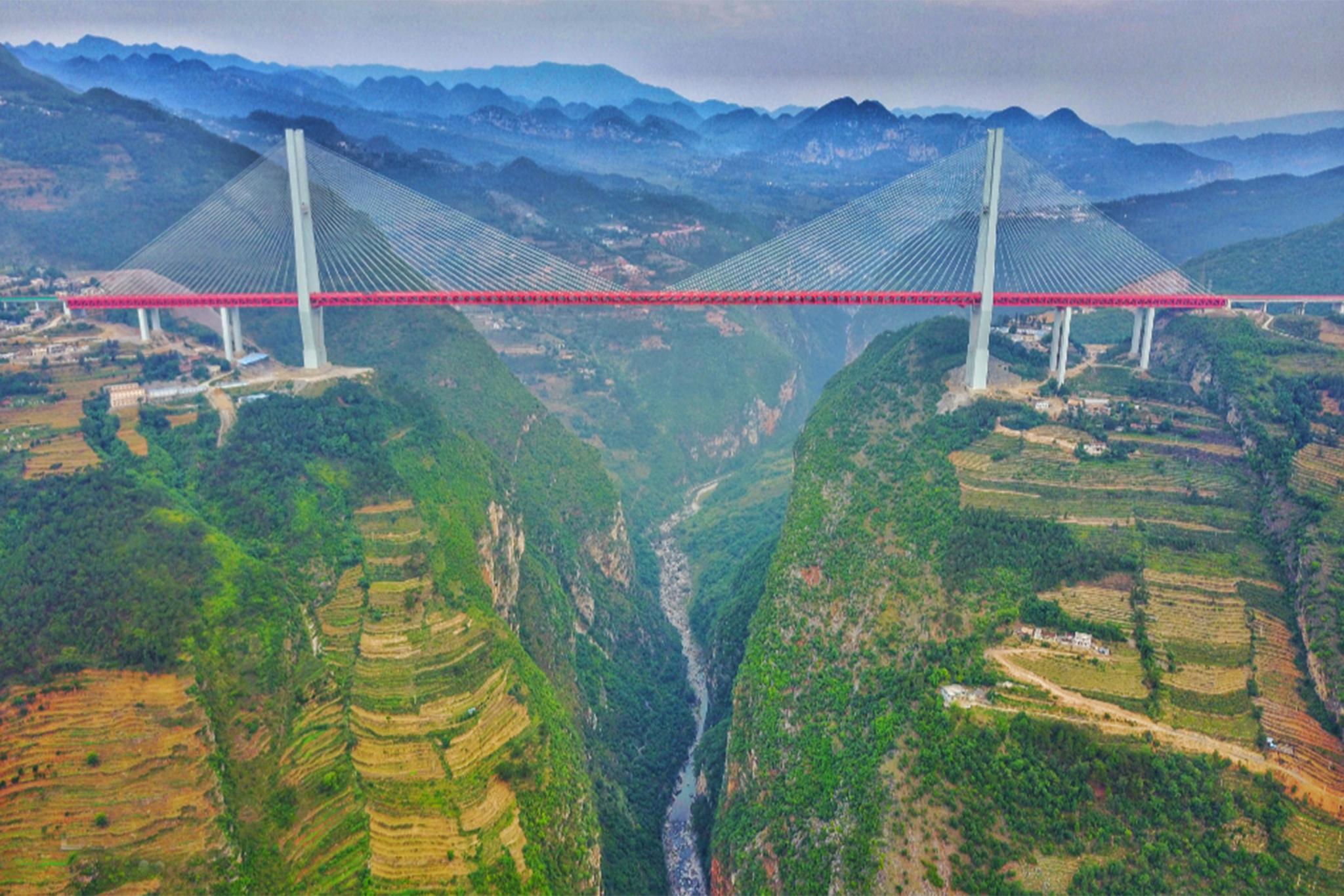 世界第一高的北盘江大桥,垂直高度达565米,横跨贵州和