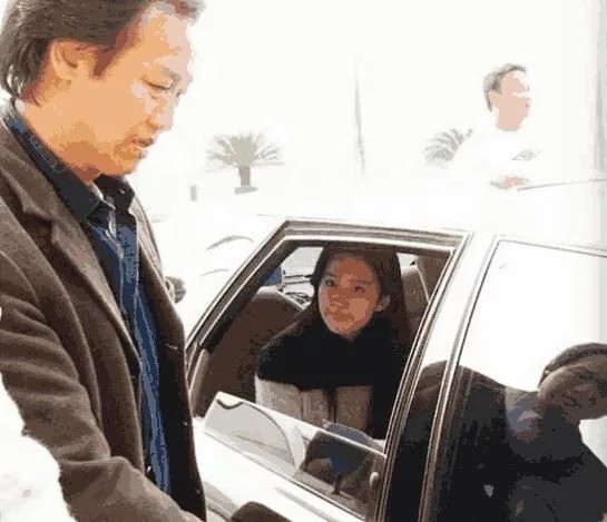 刘亦菲深夜被干爹强吻,网友三观粉碎!