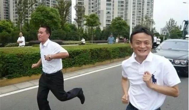 马云和马化腾同为中国互联网商界大佬, 但是座驾确相差极大